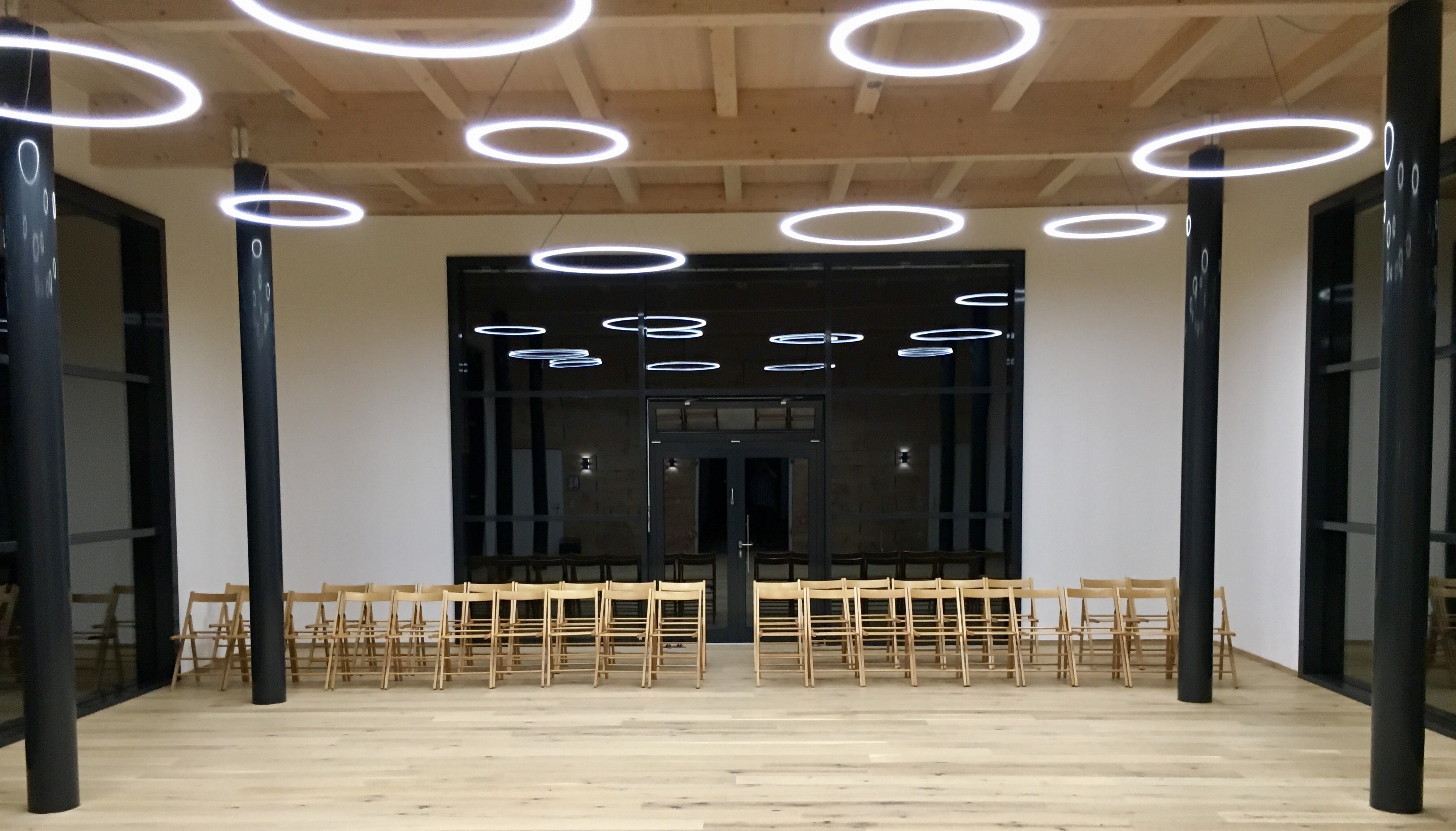 SOLAROX® ZickZack LED Streifen im Saal